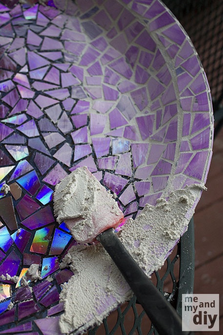 Hometalk :: Have an old birdbath that could use a face lift? Here’s an easy way to…