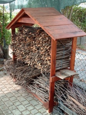 Pallet house for firewood