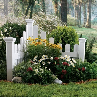 Corner flower garden – I love this little fence area >> Think I will do this with my old fence pieces in the front…