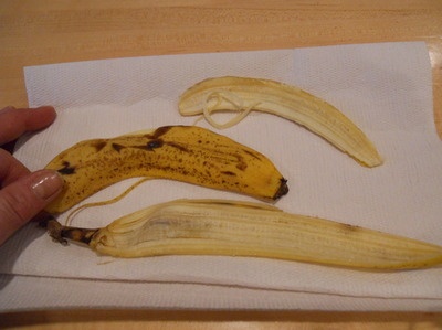 Dried Banana Peel Chips Great Plant Fertilizer~I have used this with my roses, and they bloom like crazy after I put the banana peels on them