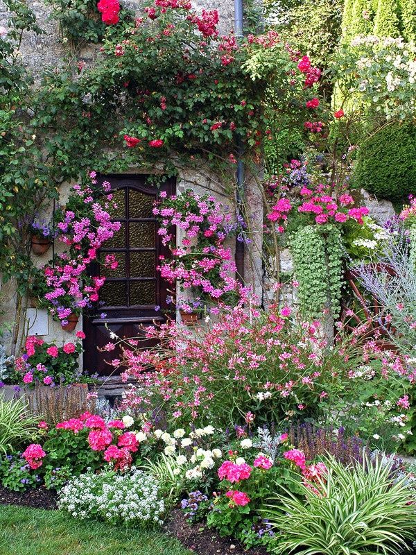 Incredible pink garden in Aquitaine, France | Claudio Giovanni Colombo