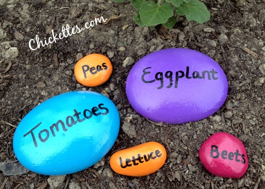 Easy homemade garden / plant markers using stones. Longer lasting, re-useable, and adds pops of color to your garden!