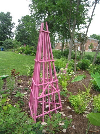 Easy Garden Tuteur ~ Buy 3 triangle shaped trellises ~Turn upside down and attach together!