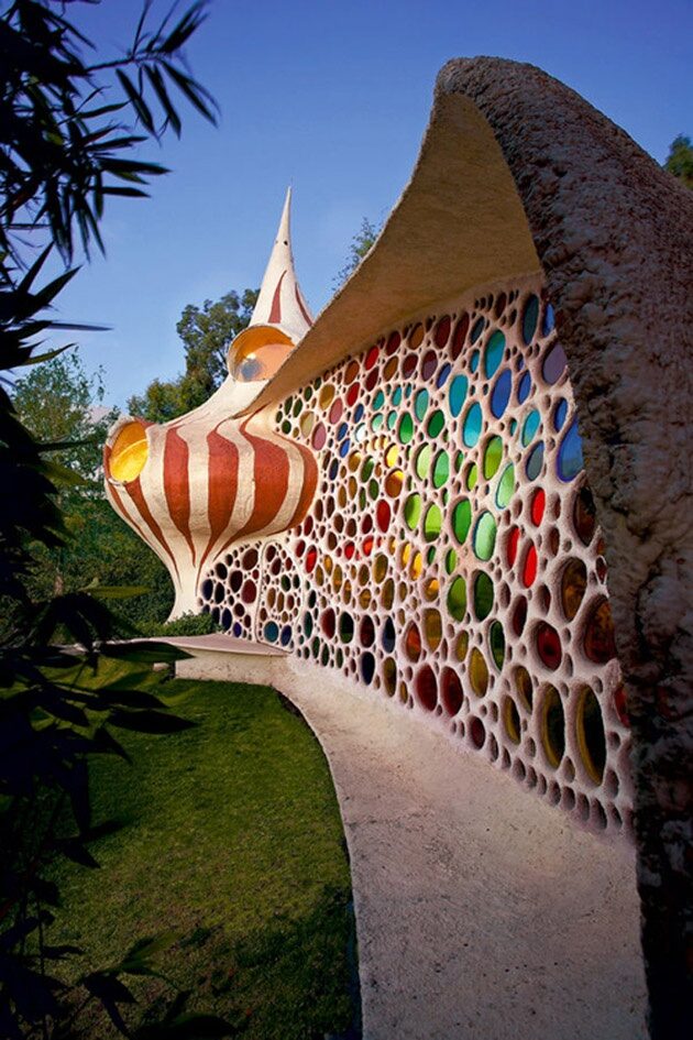 \n        \n        \n            \n                                    \n\n                                                \n                                                One of the coolest homes I know…living space goes underground :)