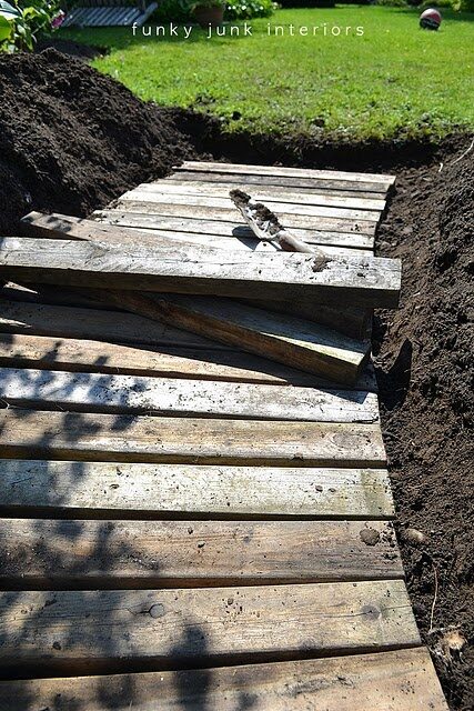 DIY:  Pallet Wood Walkway – tutorial shows how salvaged wood makes a great statement & useful pathway!