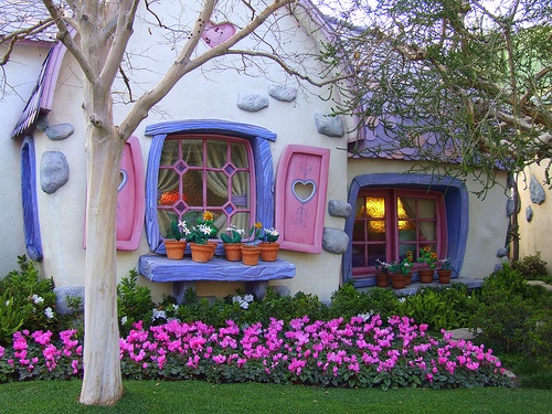 this would be soooooo cute in front of their play house dad and i are gunna build this spring!