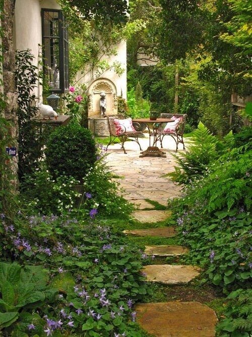 The perfect mix of plants and stone, gorgeous outdoor dining