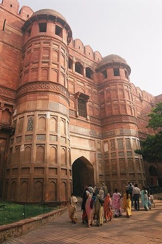 The entrance gate to Agra Fort, Agra, India | PicsVisit