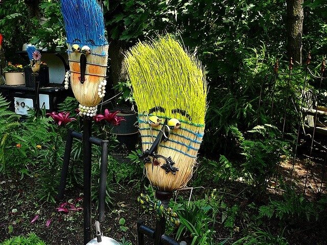 These would make funny scarecrows!! Unique Garden Junk Art | garden art | Flickr – Photo Sharing!