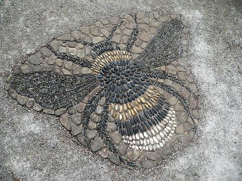 Stone bee mosaic by Arabella Lennox-Boyd at Gresgarth Hall, Lancashire, UK | Photo Sue McLoughlin