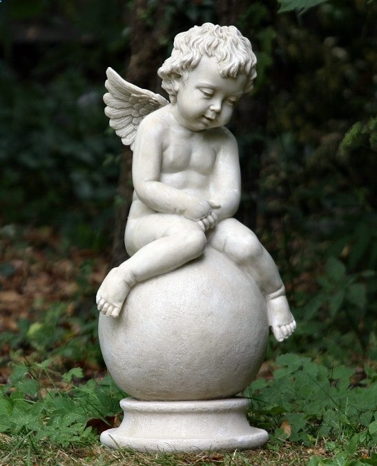 Bring beauty in the garden with cherub garden statues decor