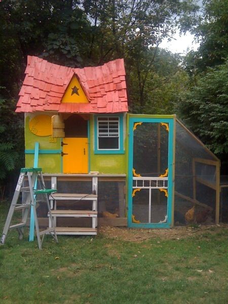Cute coop-Great idea for an old kids playhouse (up-cycle)