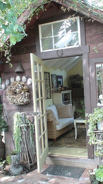 cute garden shed/office http://@Carri Reddick Reddick Stokes…I like the window above the door…Need to put one in my garden shed on the west side…