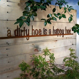 A Dirty Hoe is a Happy Hoe Rusty Garden Sign… Omg! That is hilarious for the gardens!