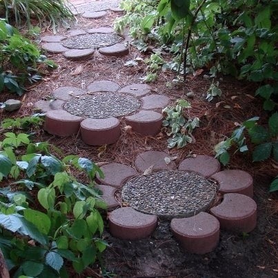 DIY: Flower stones for a garden path