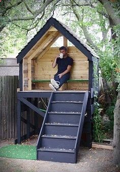 Tree Hut – Oh, my! Wouldnt the little girls love this? Id add a railing on the outside, though.