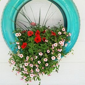 Im picturing this just propped in the corner of my flower bed. DIY tutorial on wall mounted and tire swing flower planters.