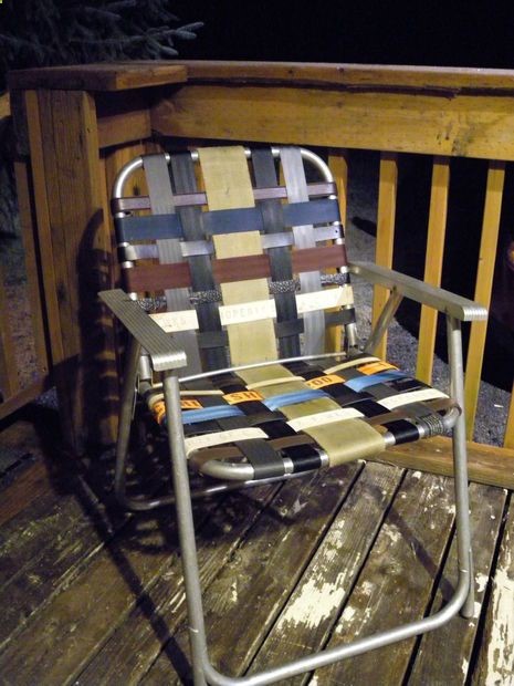 Refurbish an old folding lawn chair with seatbelt webbing and old belts | Recyclart