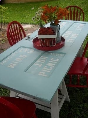 Cute idea for the patio! Happiness crafty : DIY Recycled Old Door