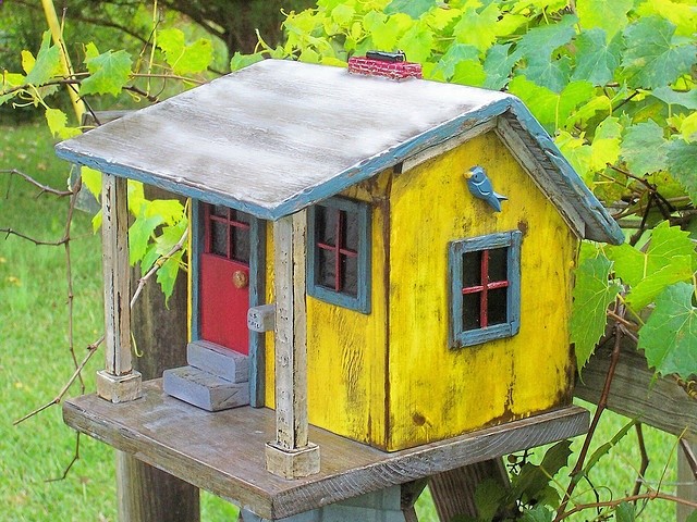 Love this little shed-style bird house